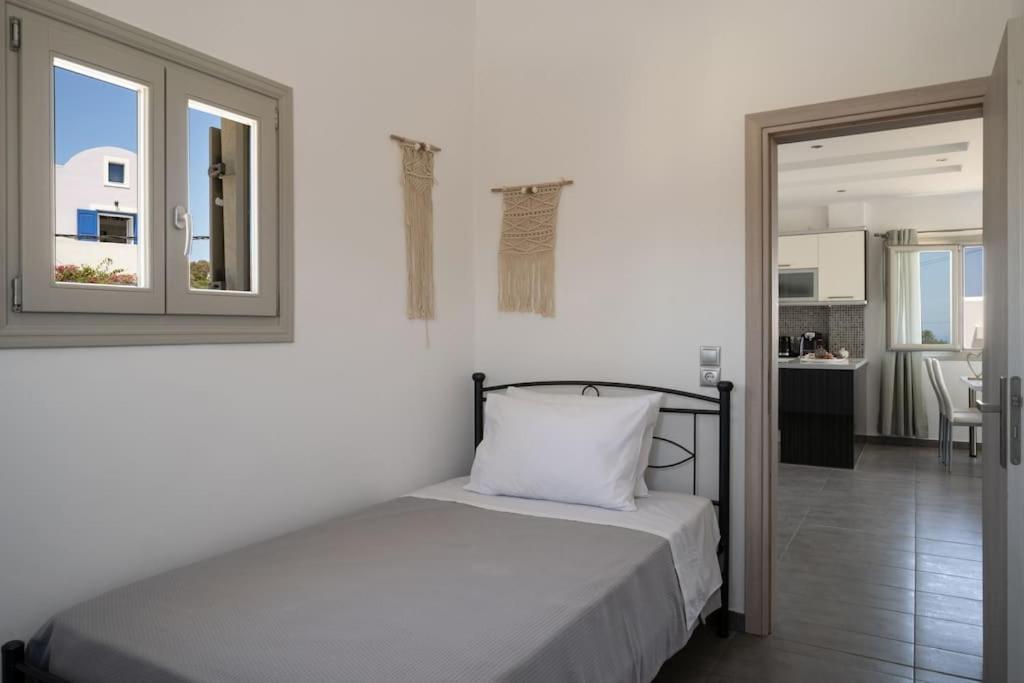 In The Heart Of Fira & Free Pool - Nychteri Suite Экстерьер фото