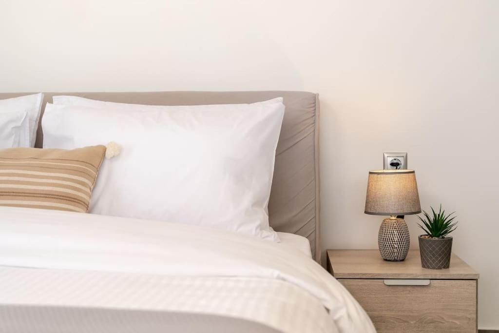 In The Heart Of Fira & Free Pool - Nychteri Suite Экстерьер фото